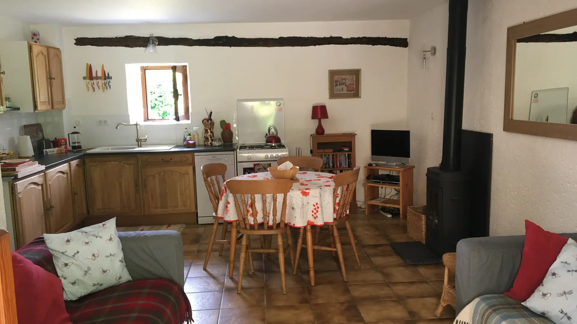 Cuisine et salle à manger de Poppy. Poppy's kitchen and dining area.