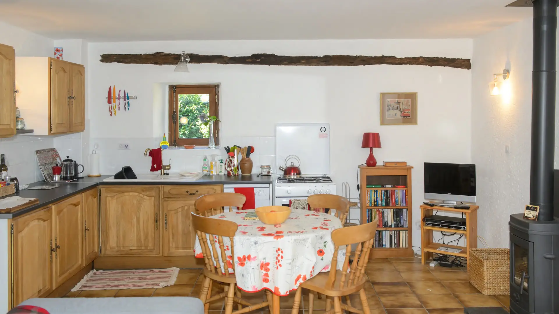 Cuisine et salle à manger de Poppy. Poppy's kitchen and dining area.