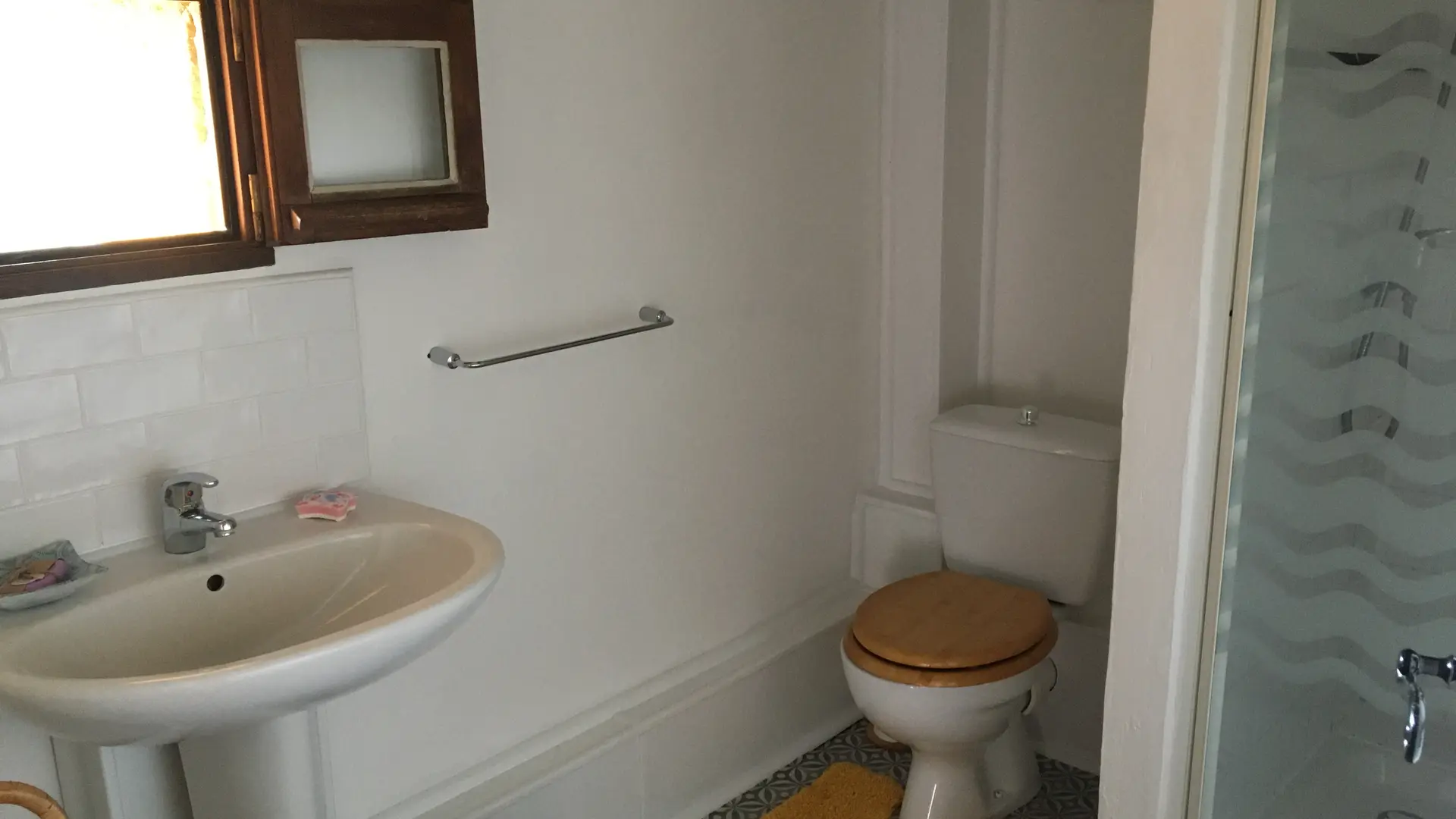 Salle de douche de Poppy. Poppy’s  shower room.