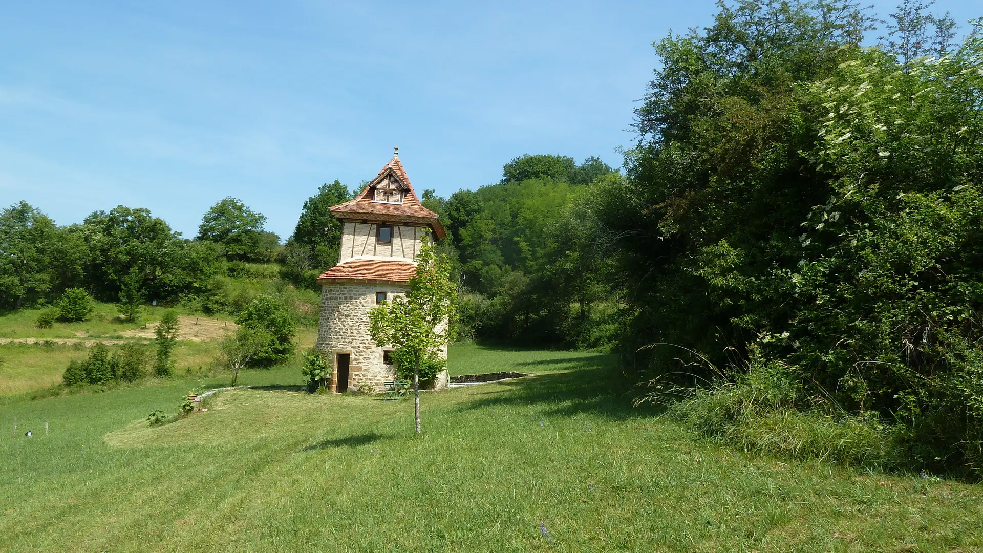 Le pigeonnier et son jardin