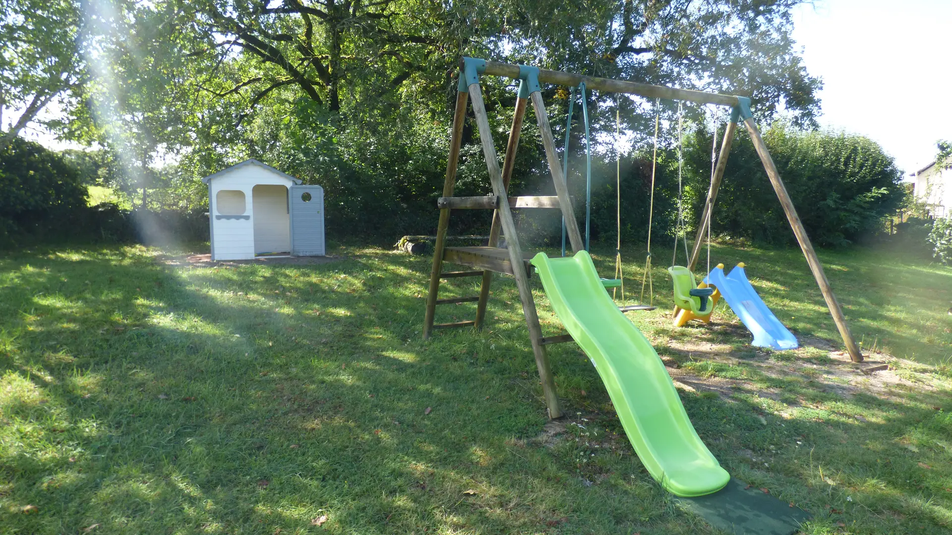 Aire de jeux face à la maison