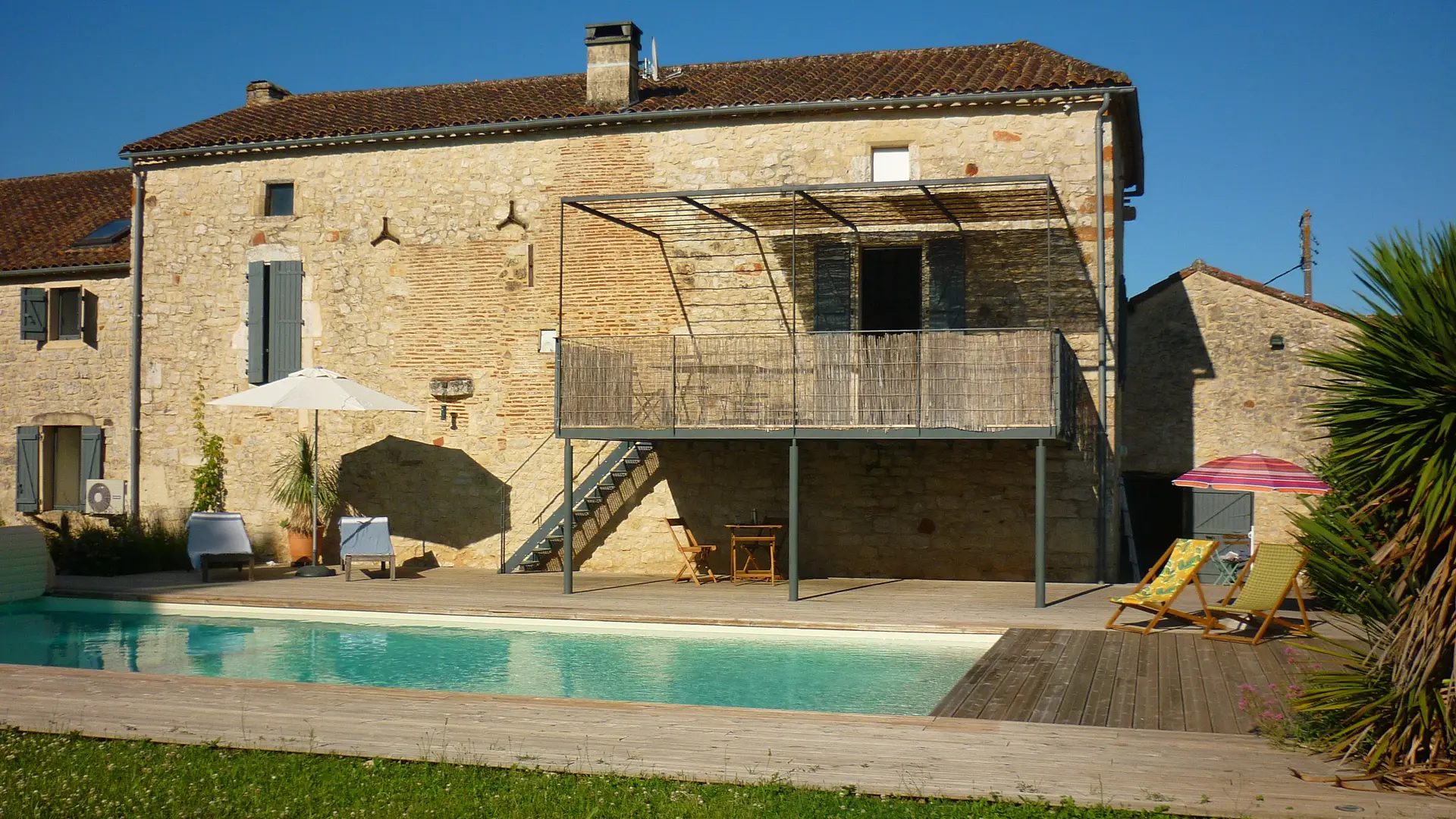 La piscine et le jardin