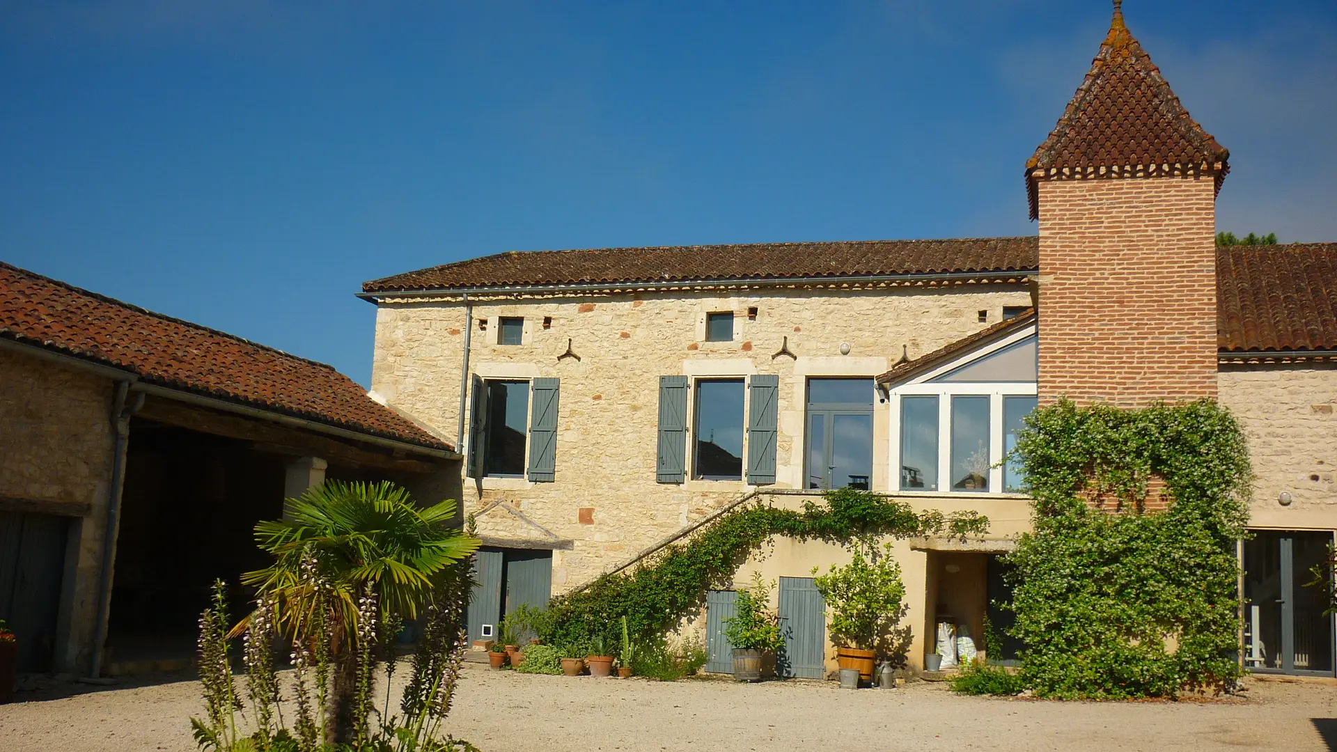 Notre maison et son pigeonnier rouge