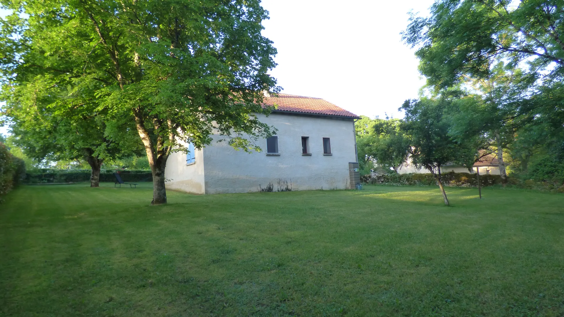 Grand jardin derrière la maison