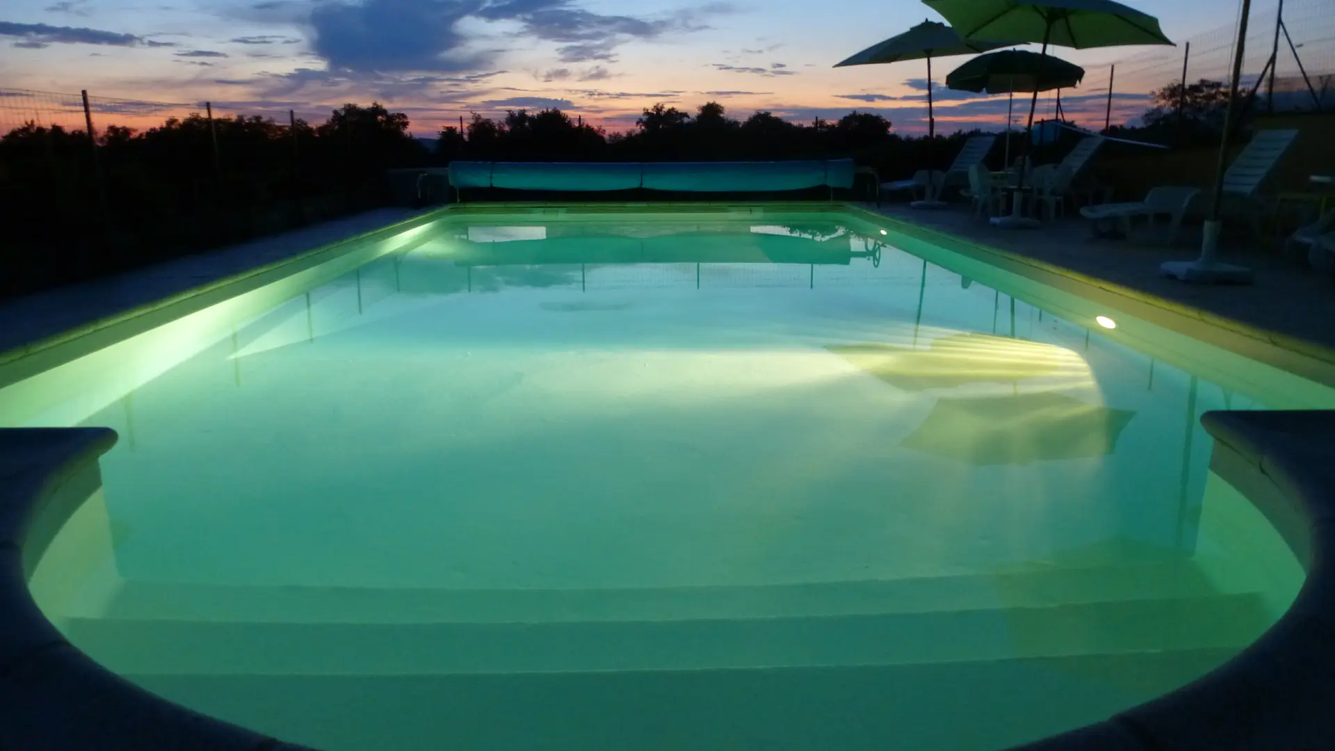 Eclairage sous-marin de la piscine chauffée. Féerique !