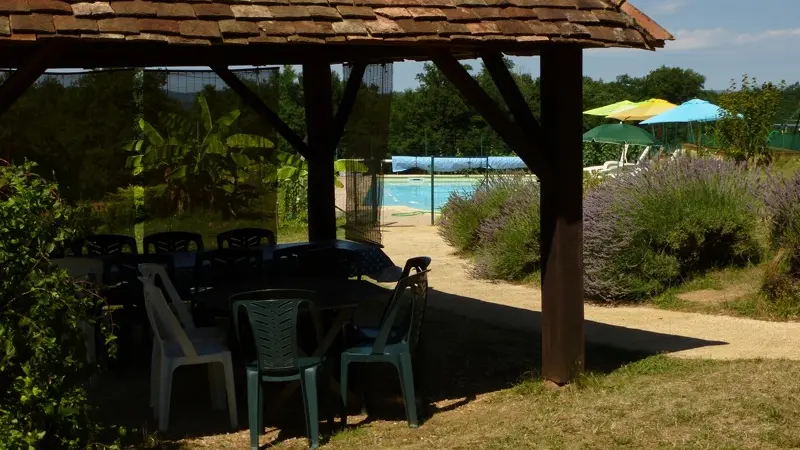 Vaste kiosque ombragé. BBQ  et apéro avec vue ur les enfants à la piscine.