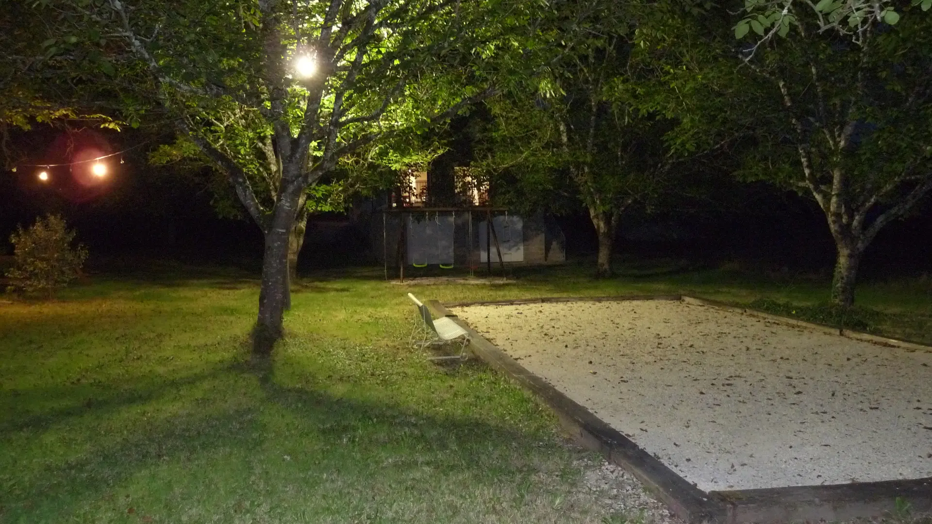 Terrain de pétanque éclairé