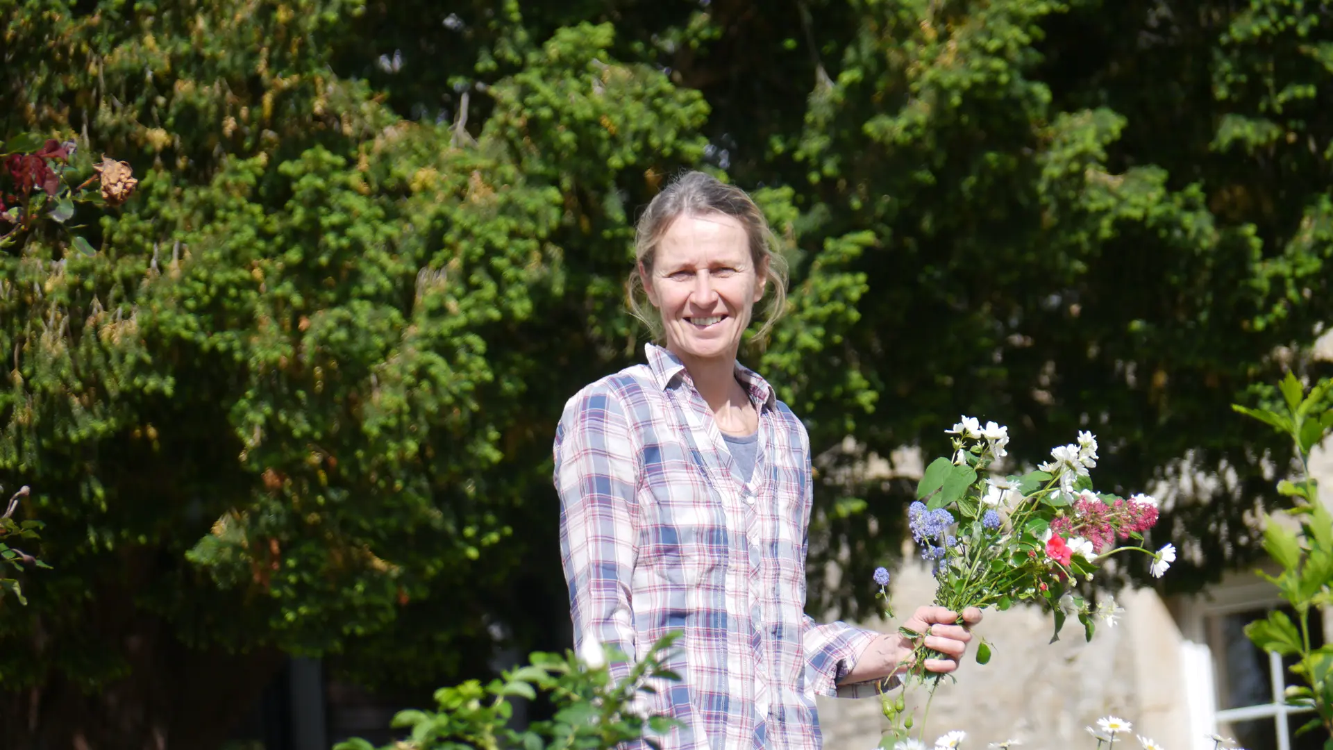 Isabelle dans le jardin