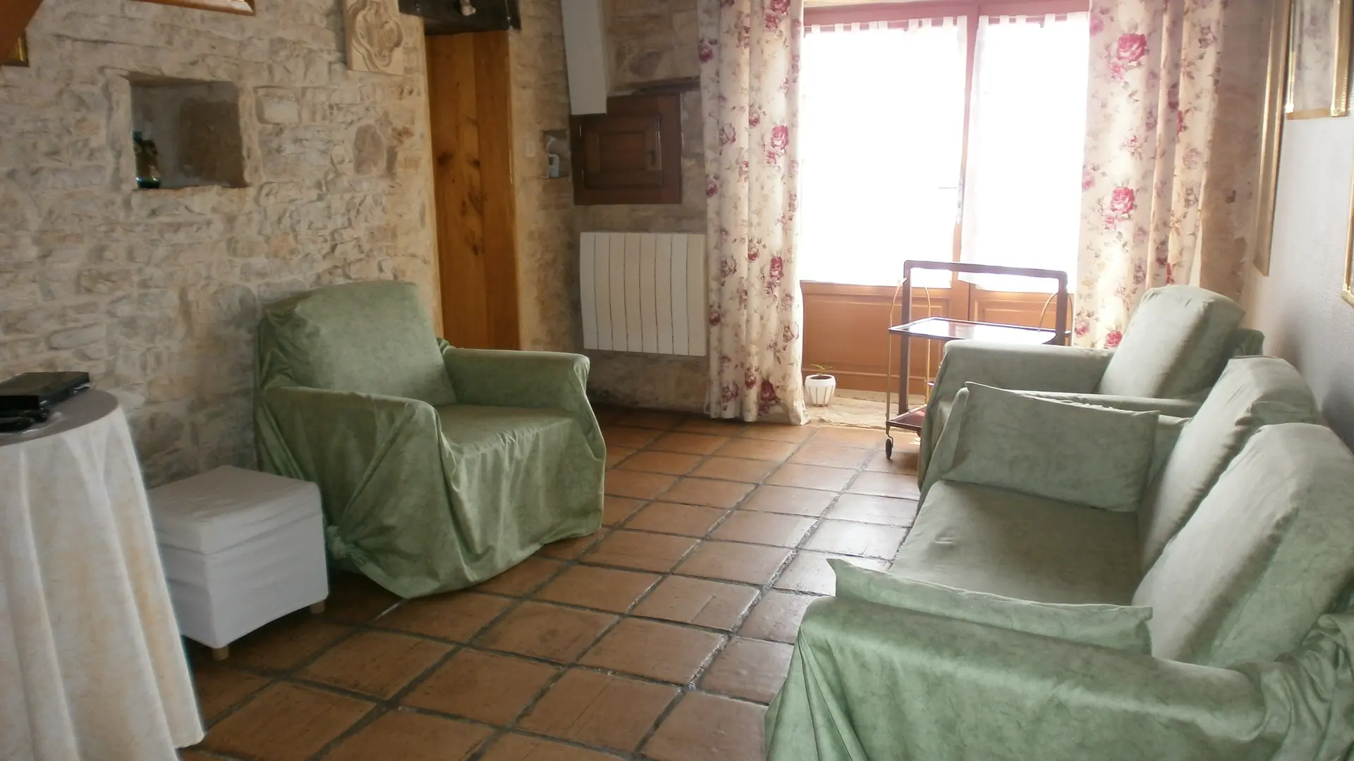 Le salon avec vue sur les monts du Quercy et les vignobles de Cahors