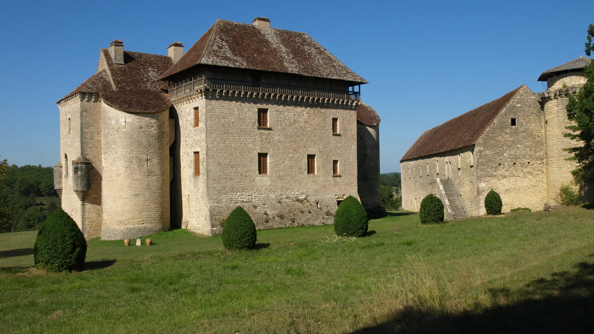 Le corps de logis et le bâtiment des écuries (1)