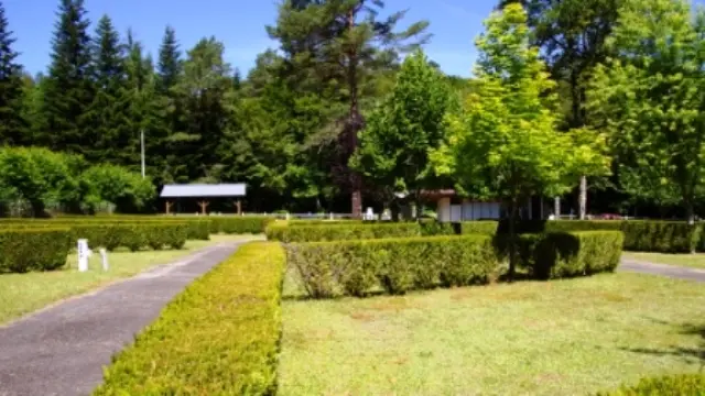 Camping Le Vert-Bois à Saint-Martin-la-Méanne, emplacements nus