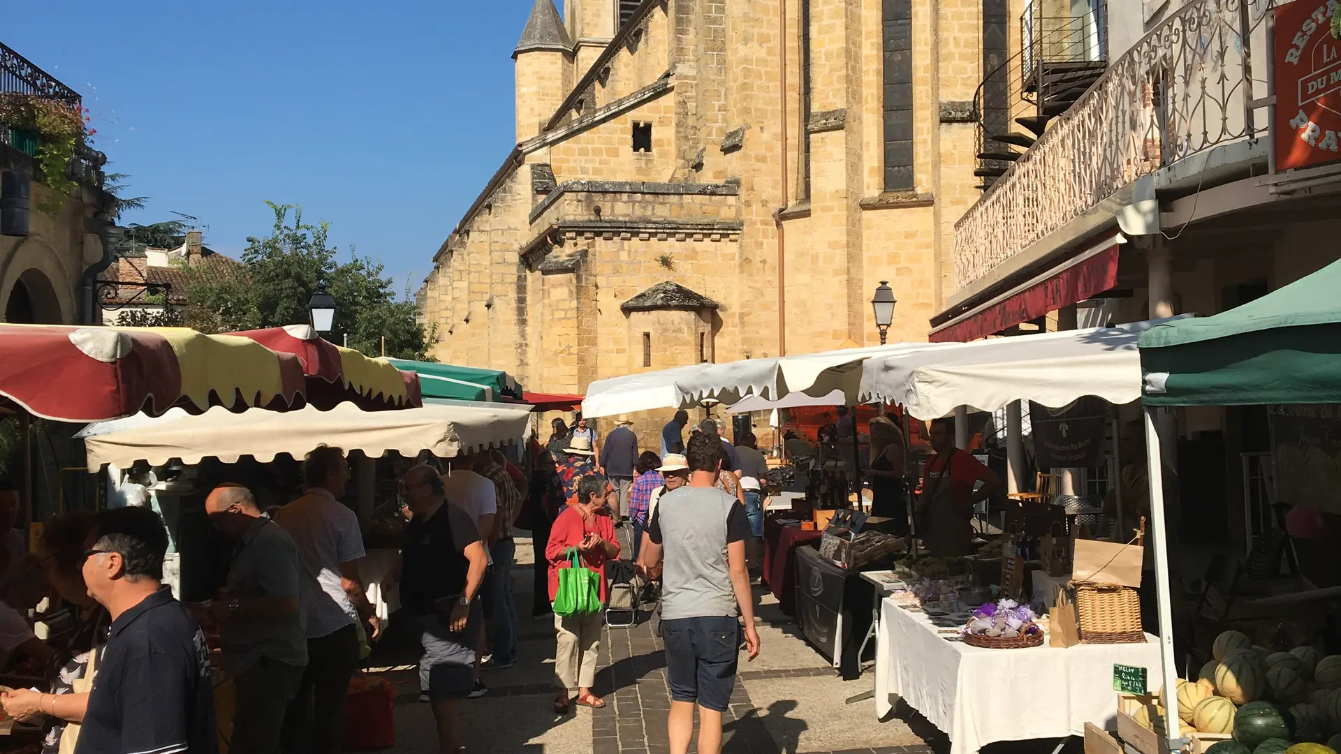 Marché traditionnel français à Prayssac. Traditional French market in Prayssac.