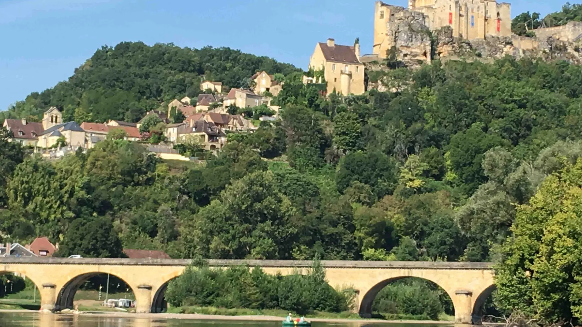 Les vues en canoë sur la Dordogne. The views while canoeing on the Dordogne.