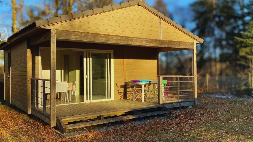 Camping Le Vert-Bois à Saint-Martin-la-Méanne, chalet tout confort 5 places