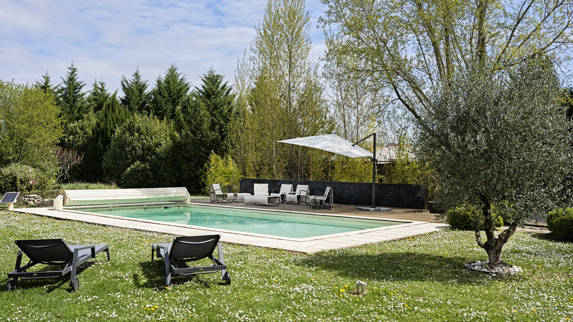 PISCINE AVEC CHAISE LONGUE