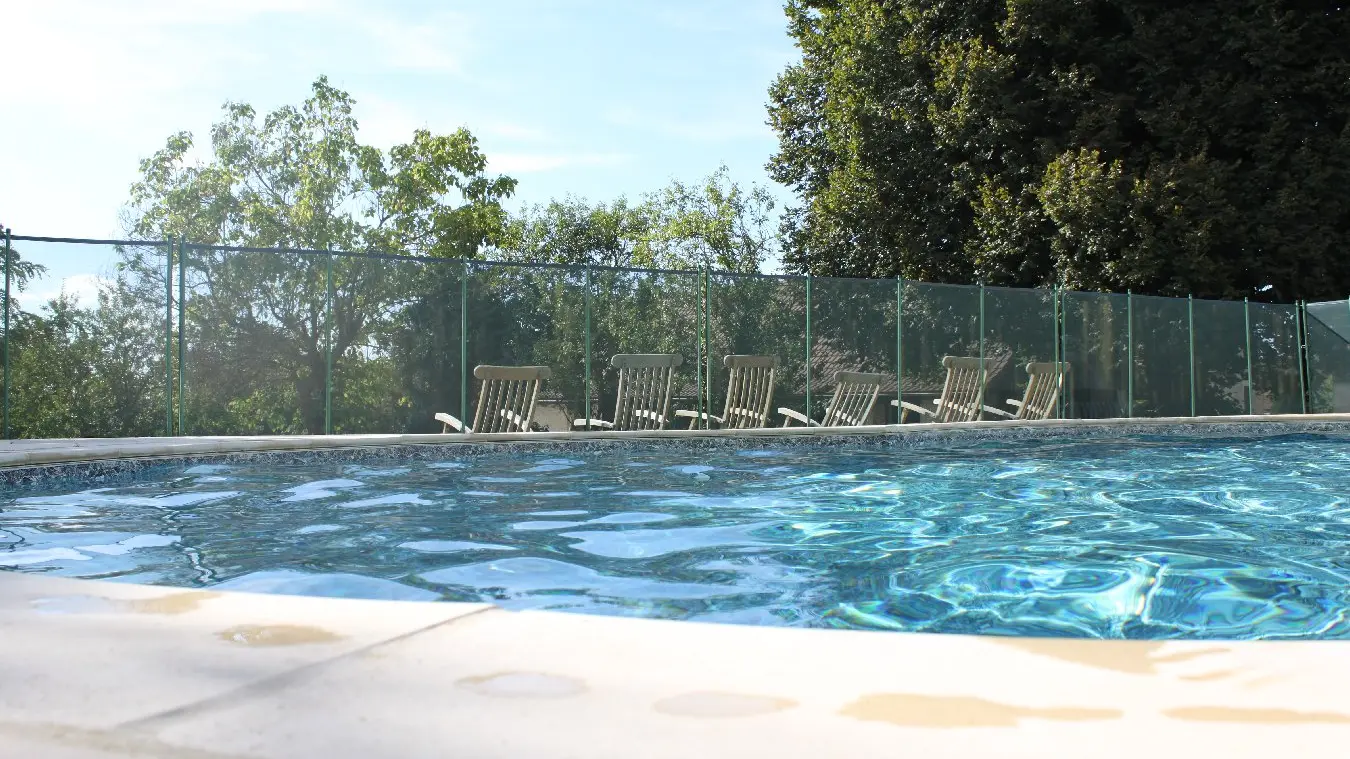 La piscine clôturée et sécurisée de vos vacances.