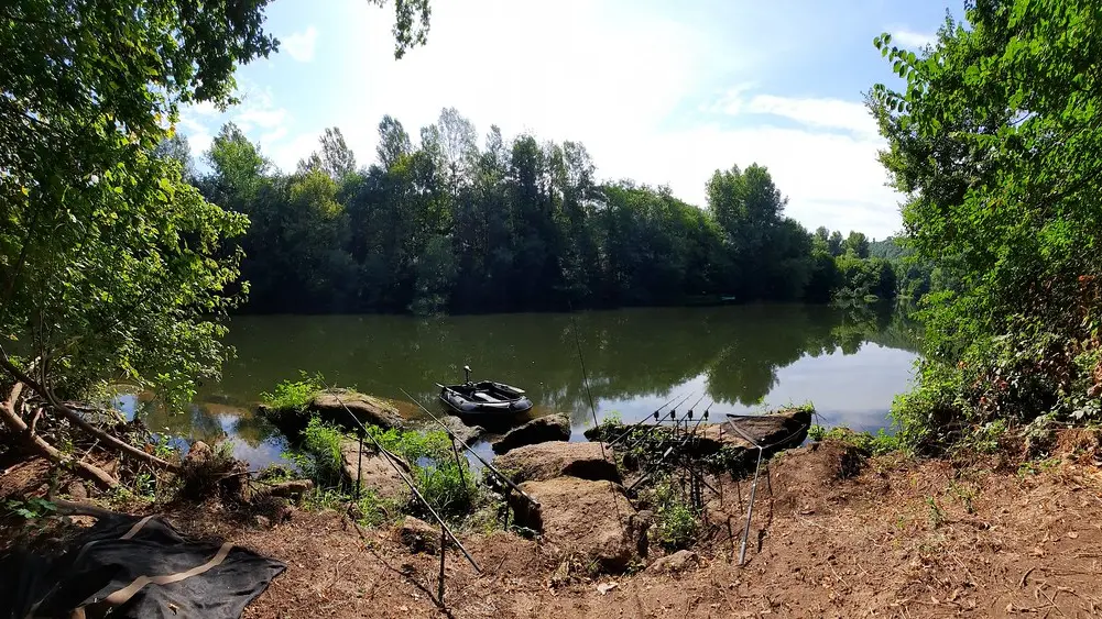 Un magnifique poste de pêche à 400m du gîte.