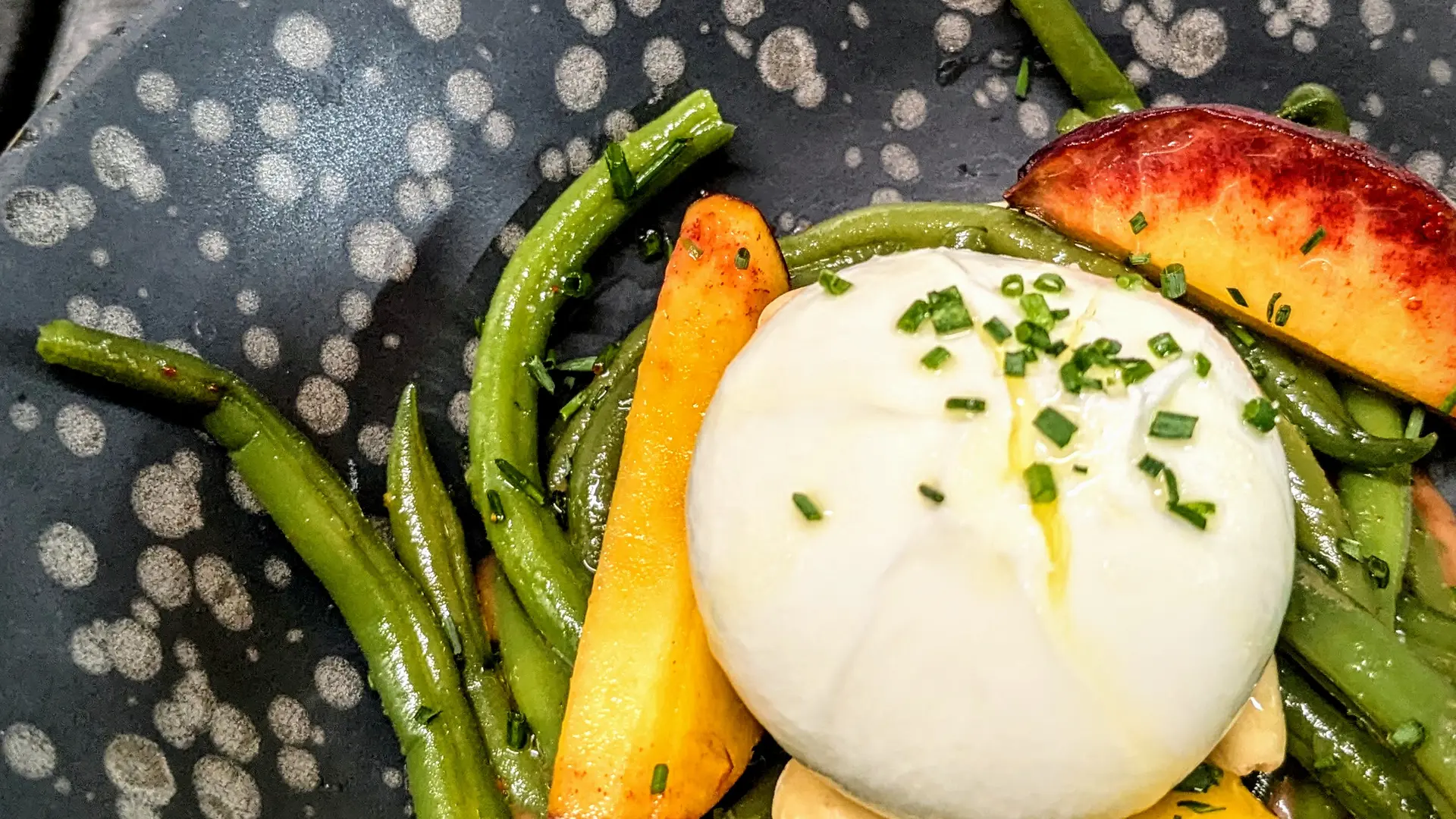 Haricots verts, pêches, amandes et buratta