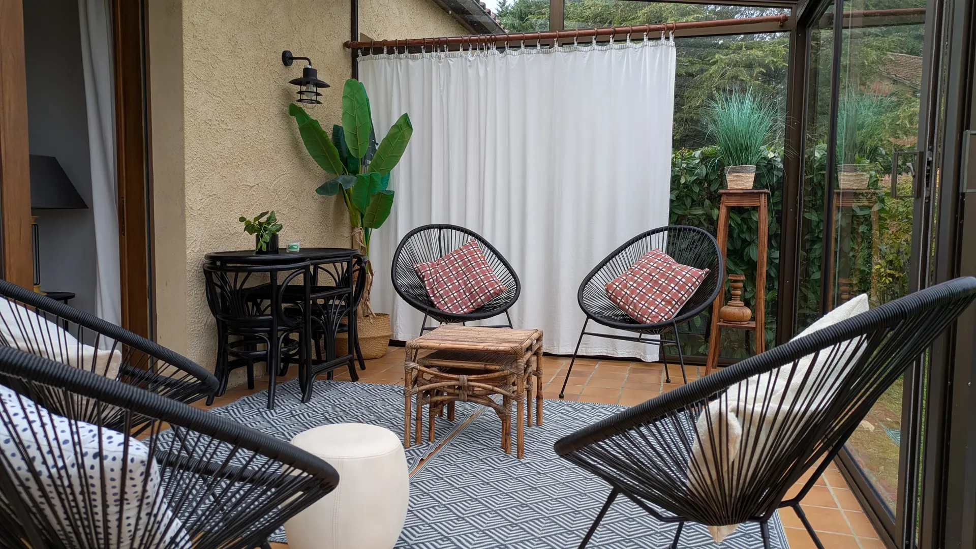 Veranda, entrée à gauche sur le salon