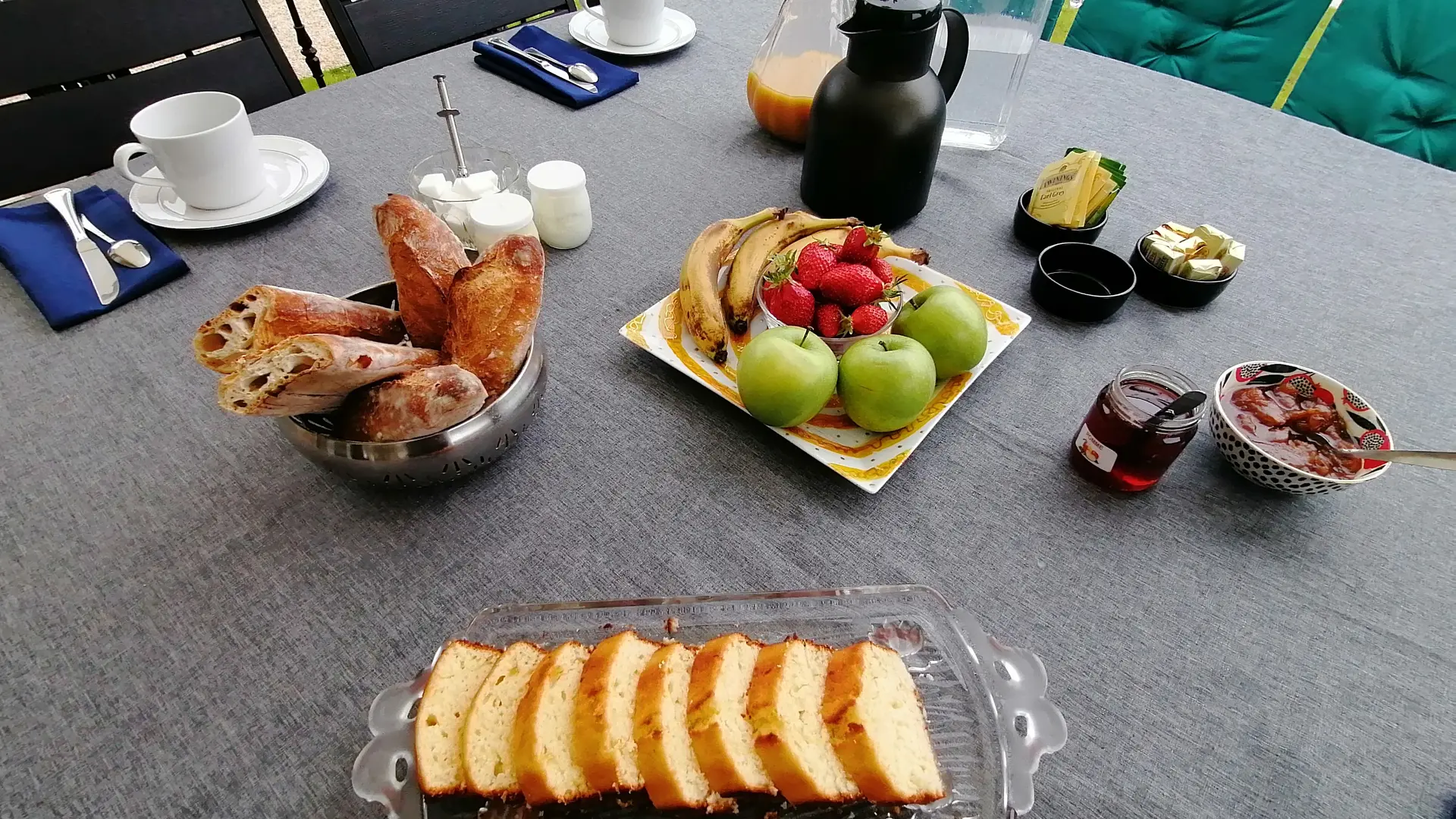 Petit déjeuner en terasse