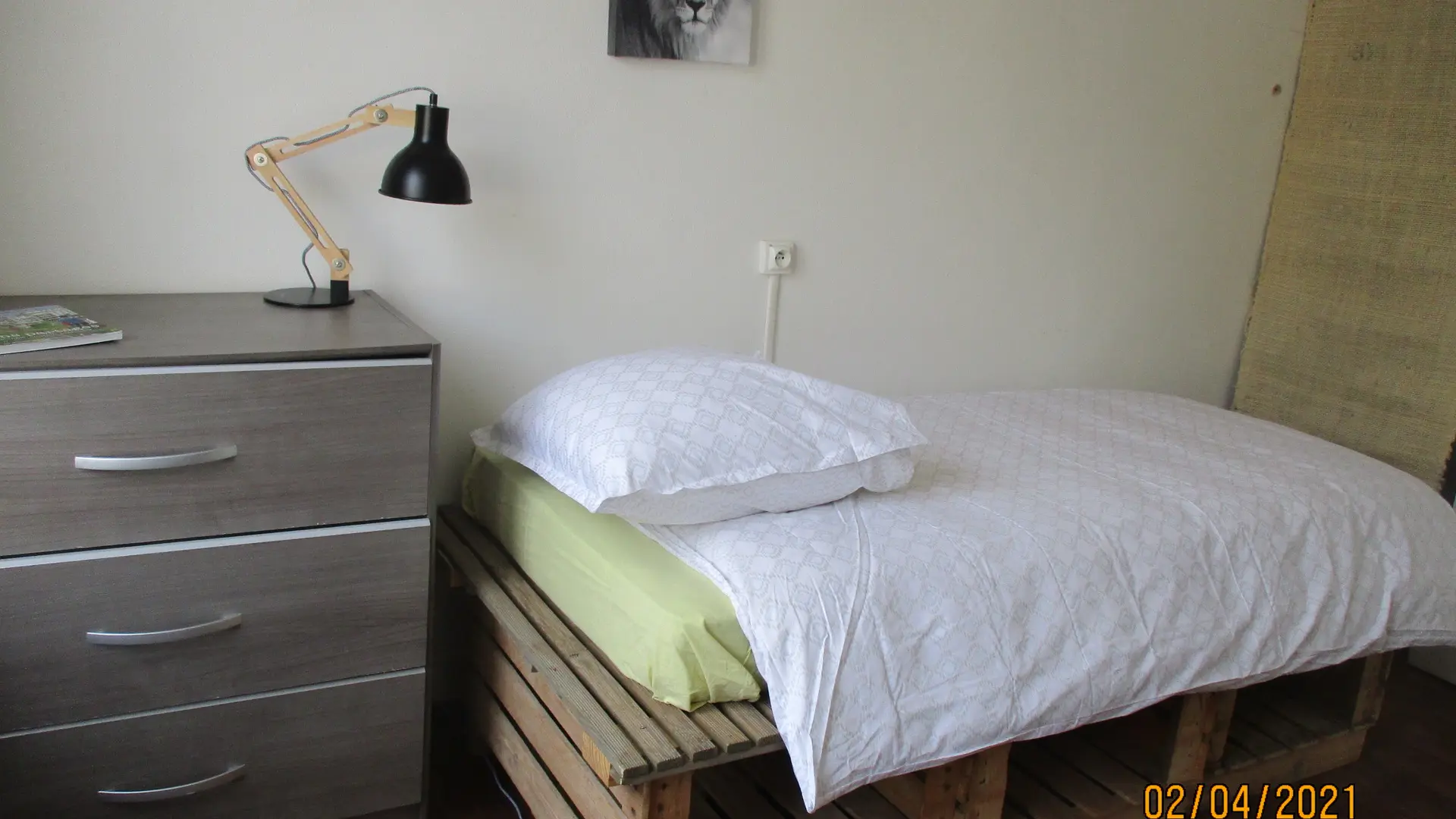 Petite chambre Lit et Commode + rideau café