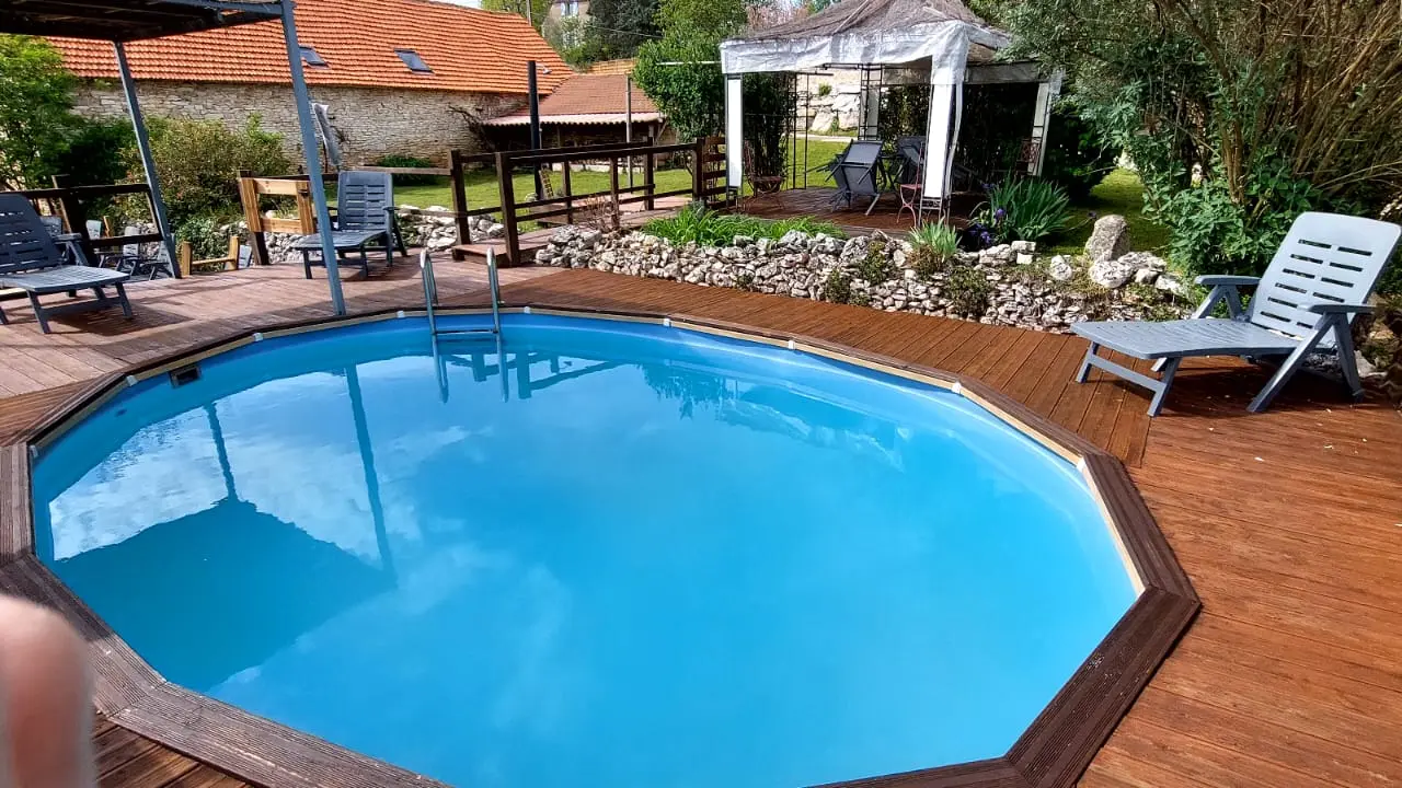 Petite piscine (4.00m x 3.50m x 1.40m profondeur) chauffée