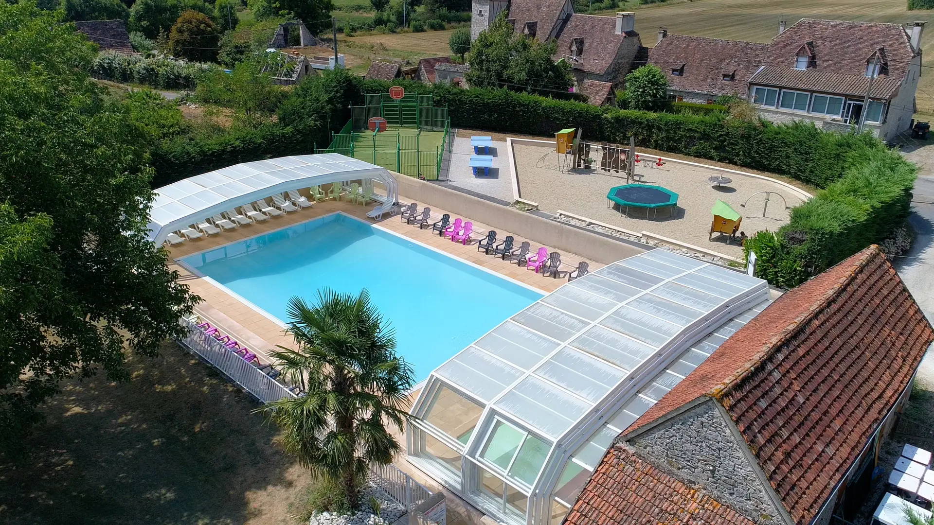 Piscine et Aire de jeux