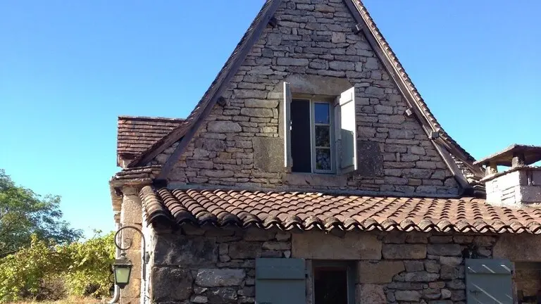 Pignon Nord, le toit quercynois traditionnel avec lauzes et coyaux