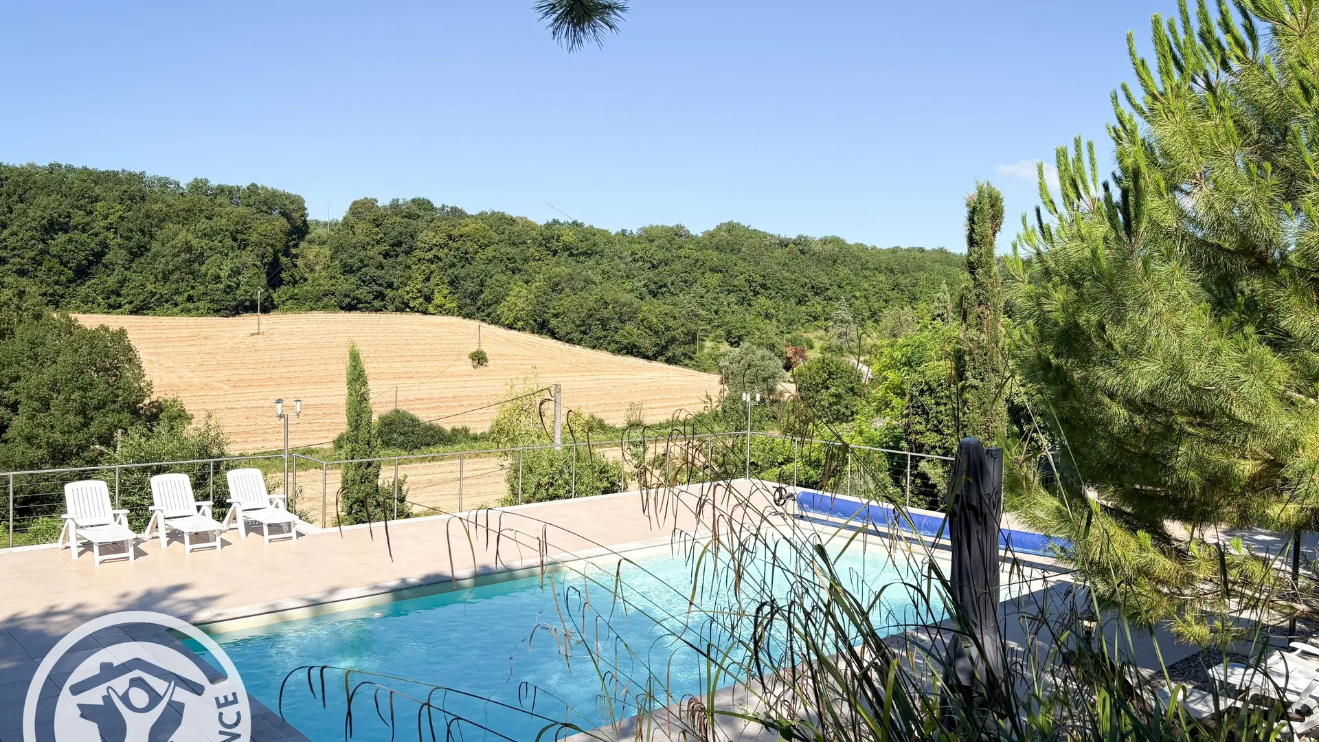 Piscine surplombant la vallée environnante