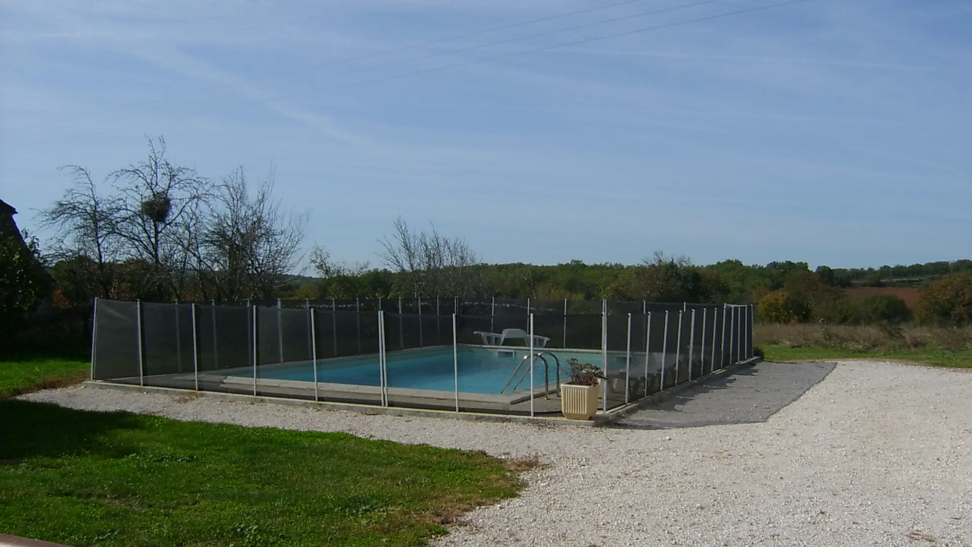 Piscine vue de la fenêtre du coin cuisine