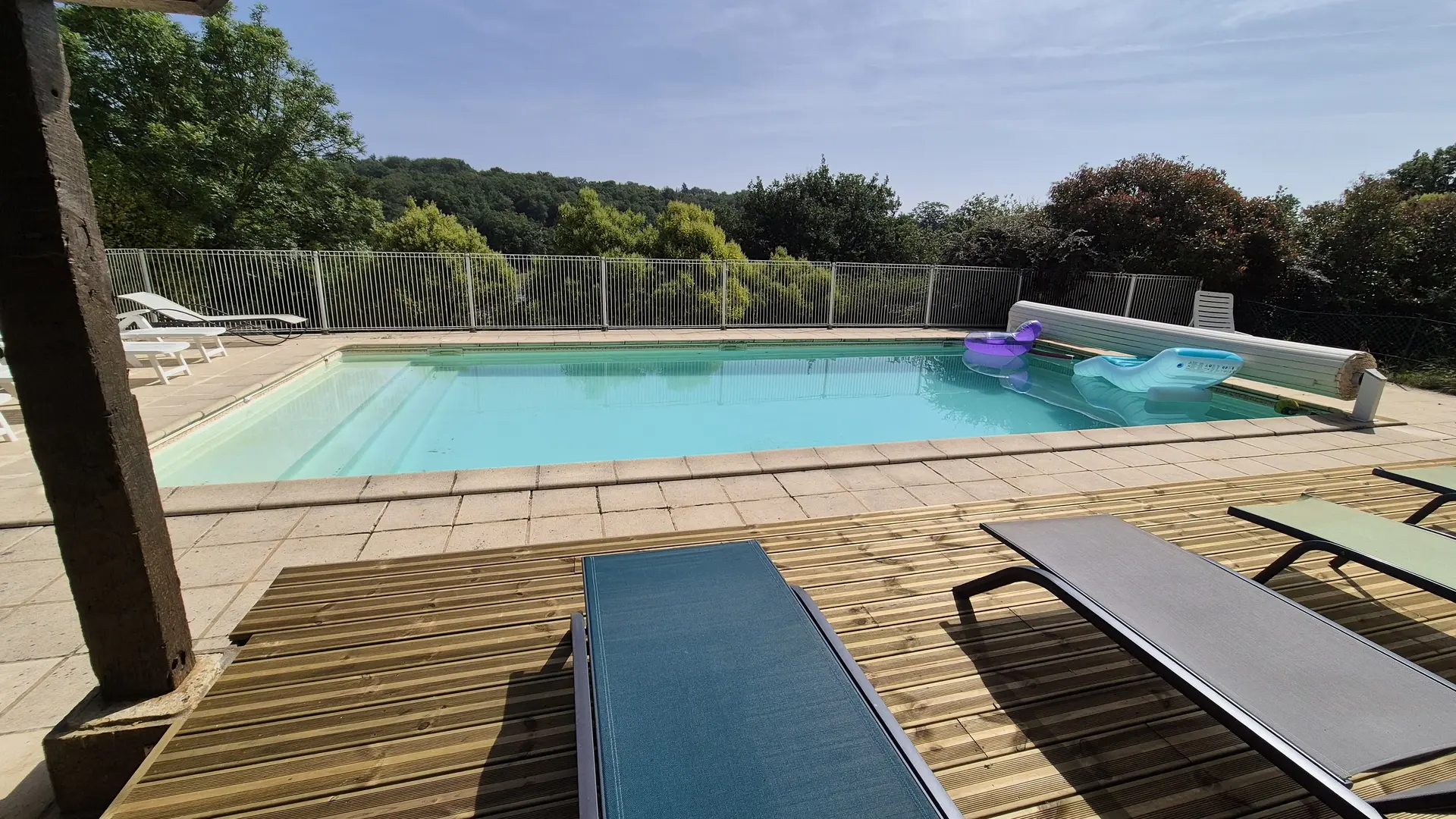 Plage en bois avec transat au bord de notre piscine