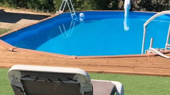 Au bord de la piscine
