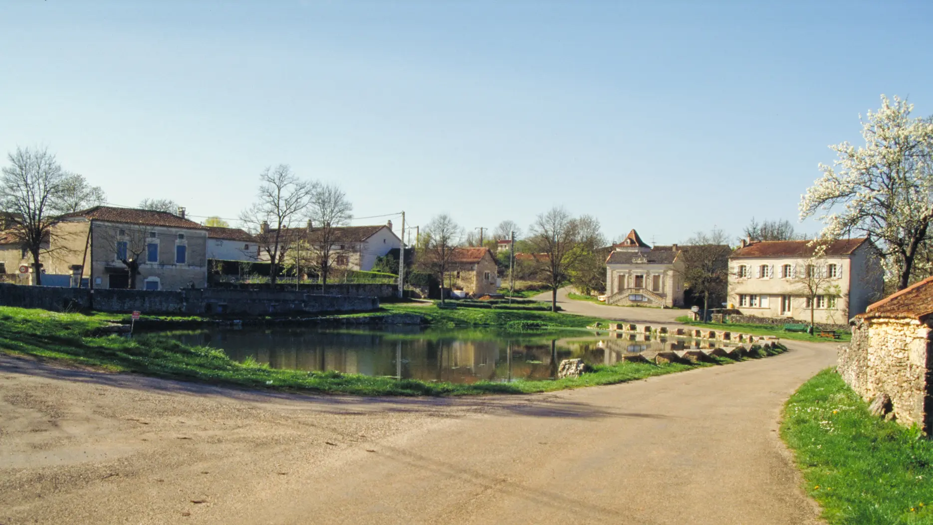 Aujols - Vue sur la Place