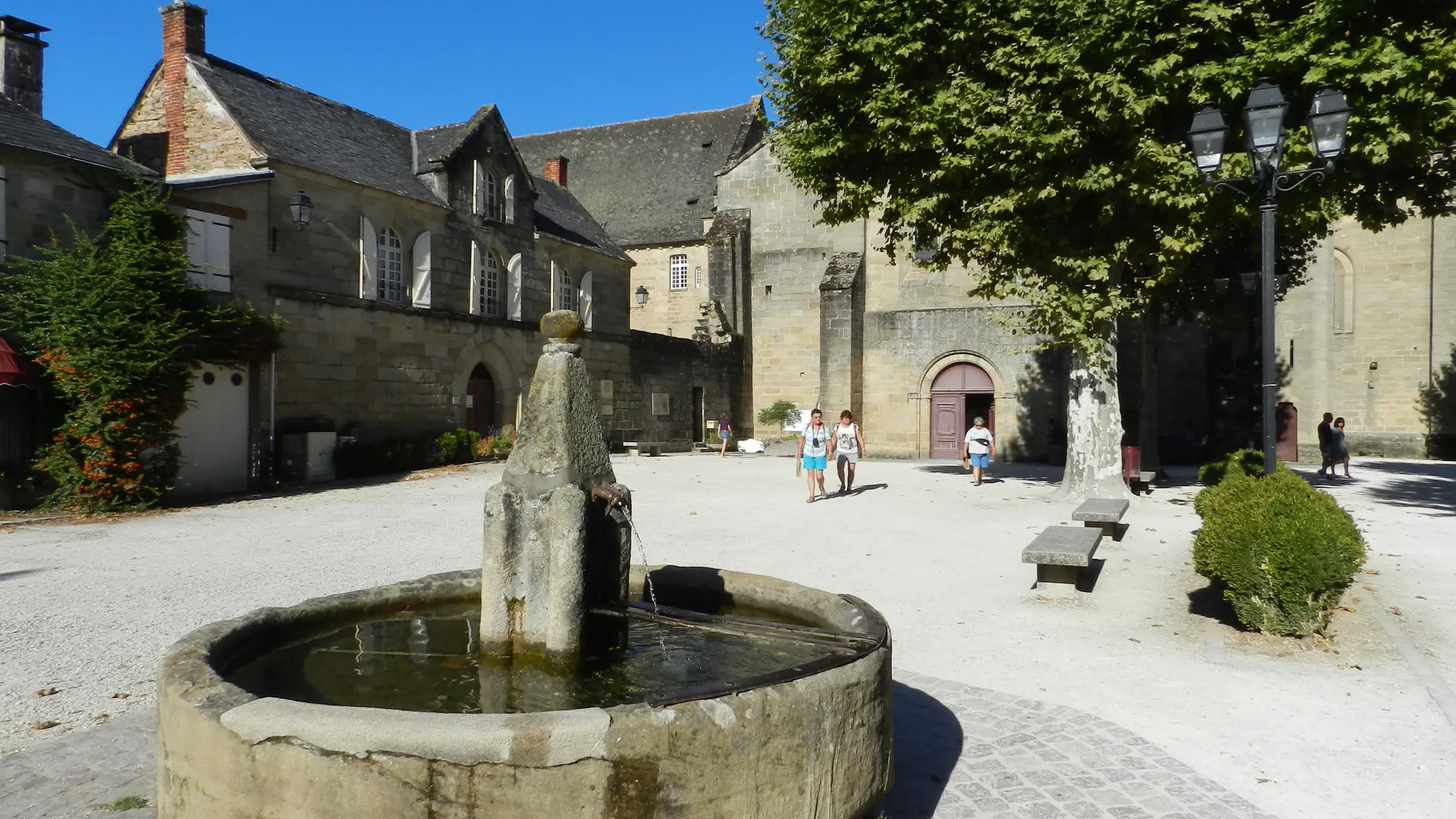 Place de l'église avec fontaine