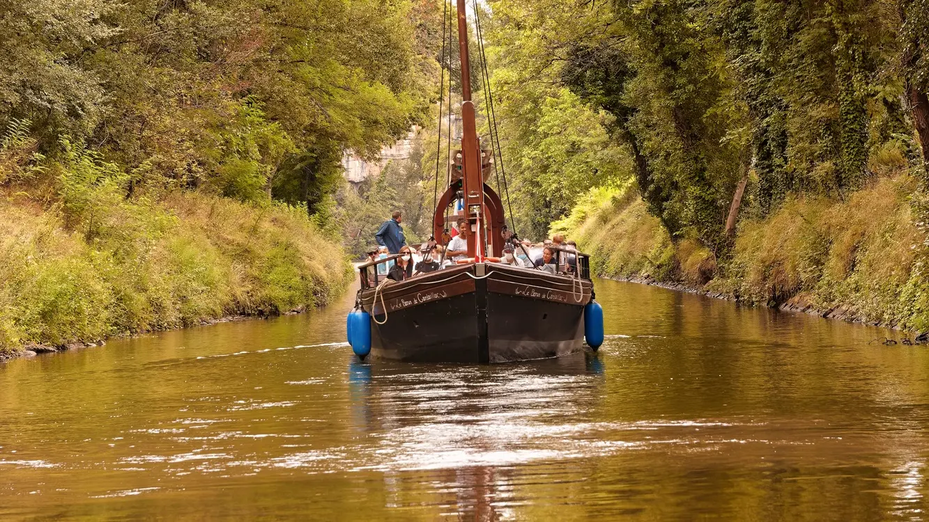 Gabare dans le canal