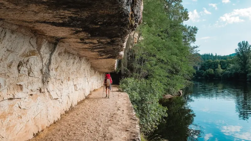 Randonneur sur le chemin de halage à Bouziès