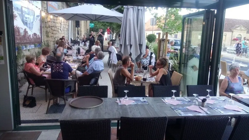 Restaurant Le central - Terrasse et musique