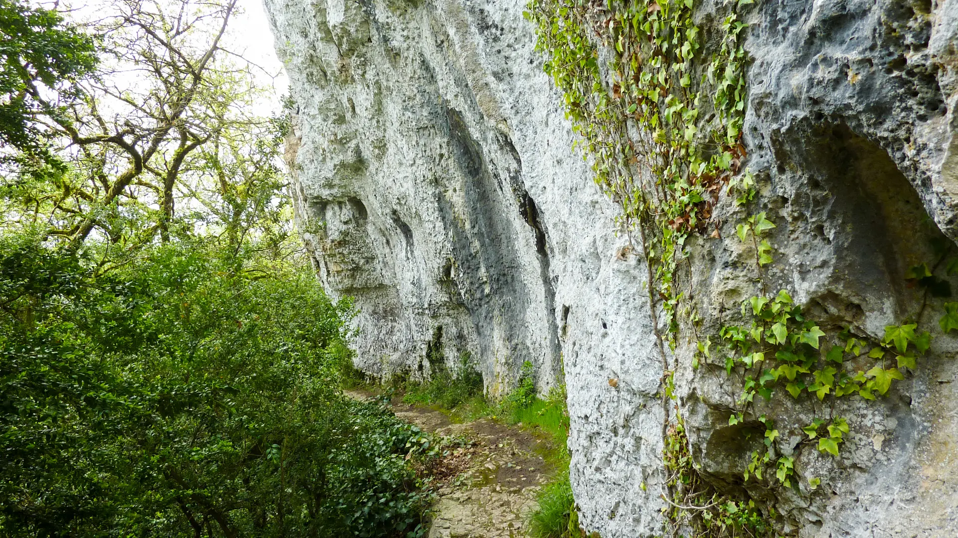 Roc des monges - Sentier à flanc de falaise © Lot Tourisme - C. Sanchez