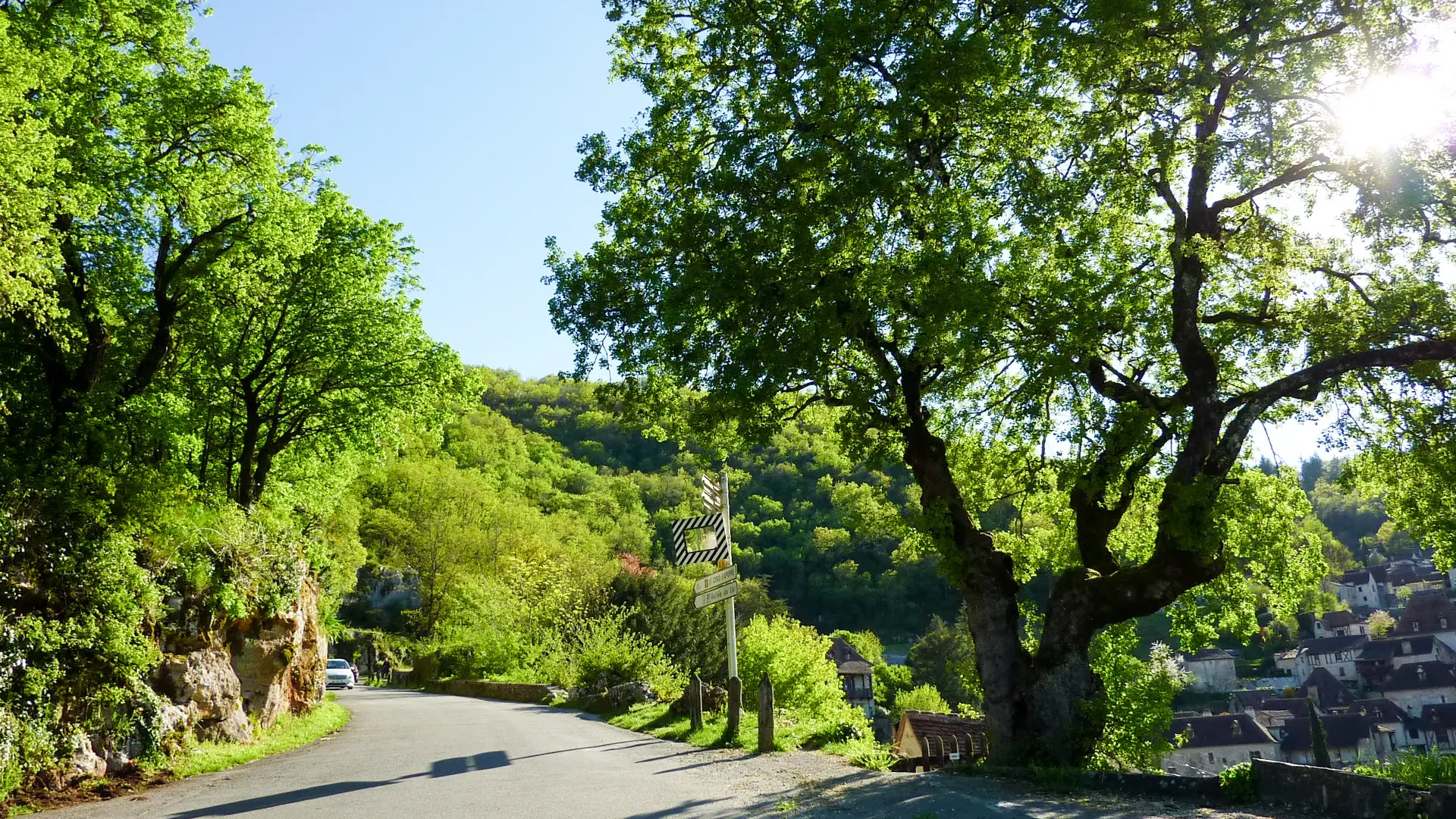 Route d'accès au village de Saint-Cirq-Lapopie © Lot Tourisme - C. Sanchez