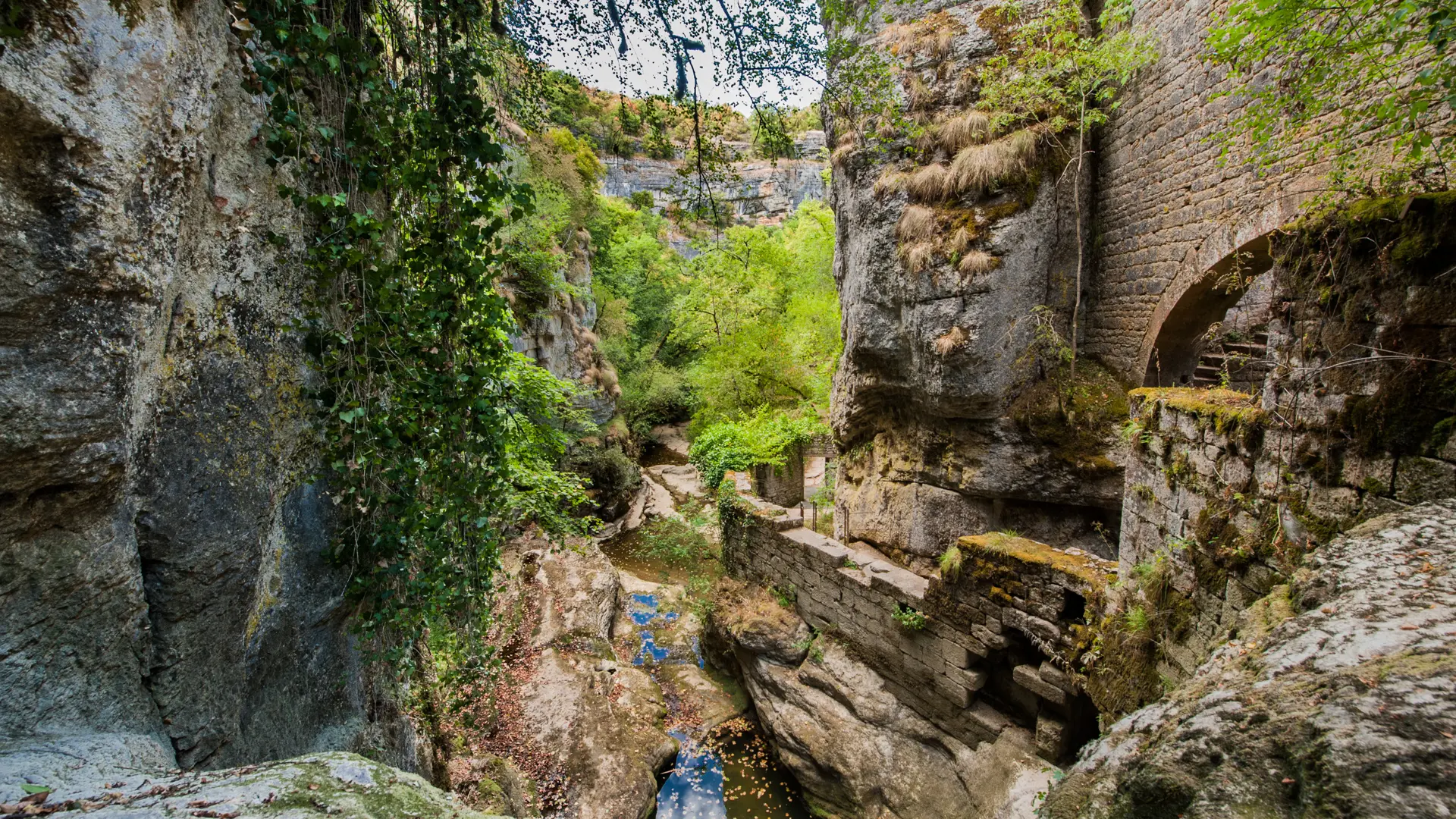 Gramat - Ruines du Moulin du Saut situé sur l'Alzou© Lot Tourisme - C. ORY