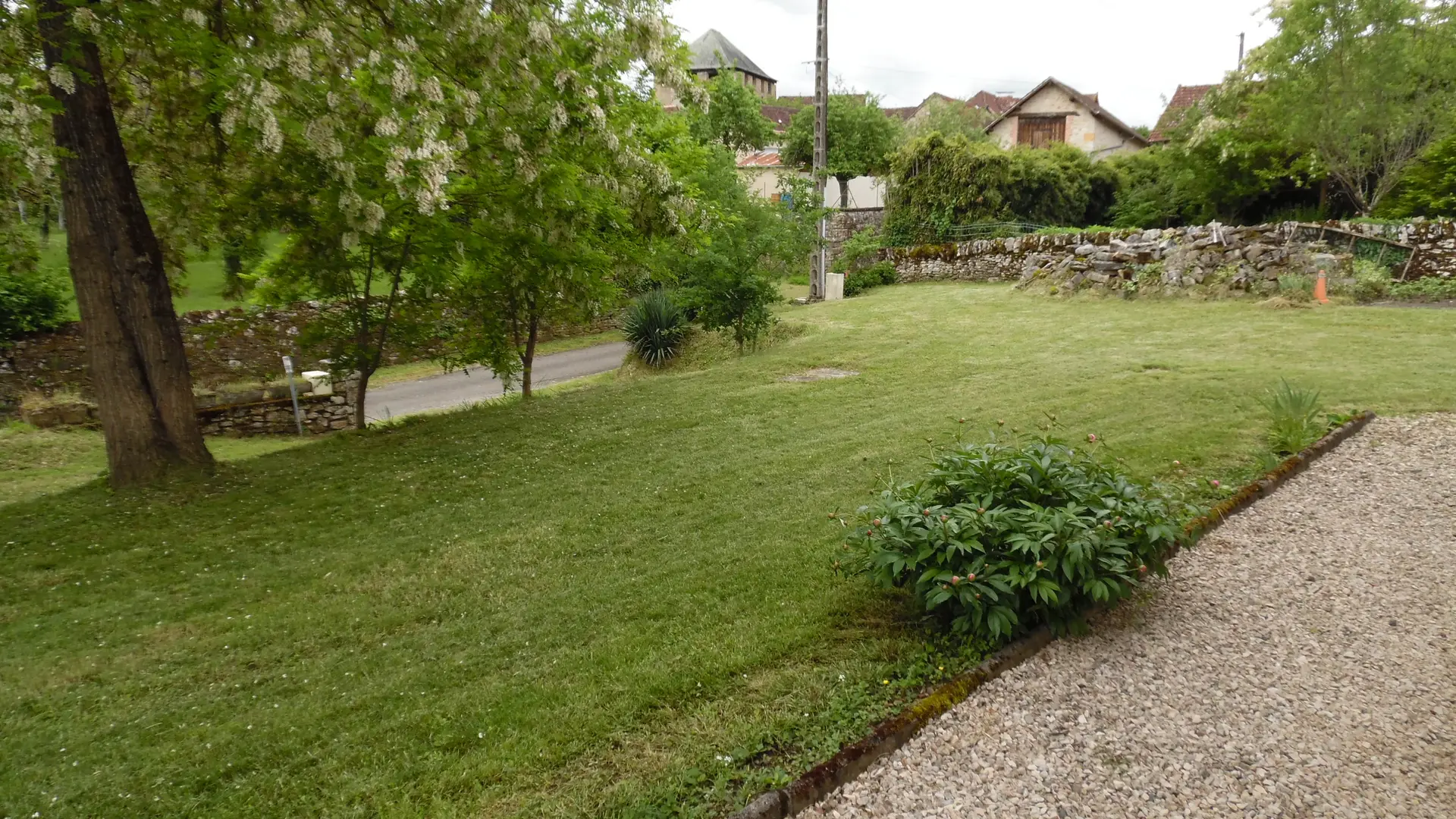 vue sur village( à 150m, bar restaurant)