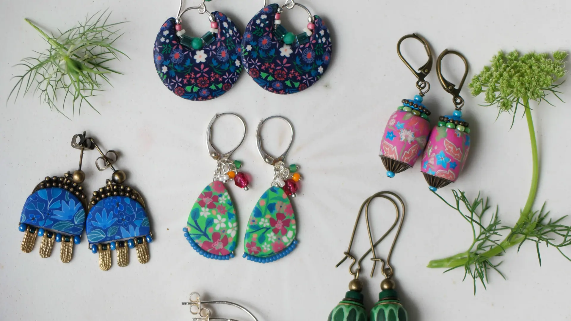 Bijoux colorés faits à la main