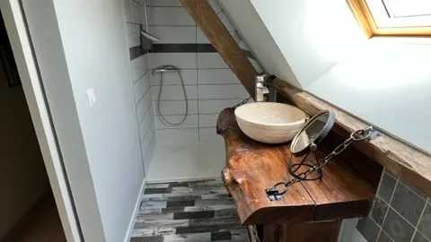 SALLE DE DOUCHE AU 2EME ETAGE AVEC WC
