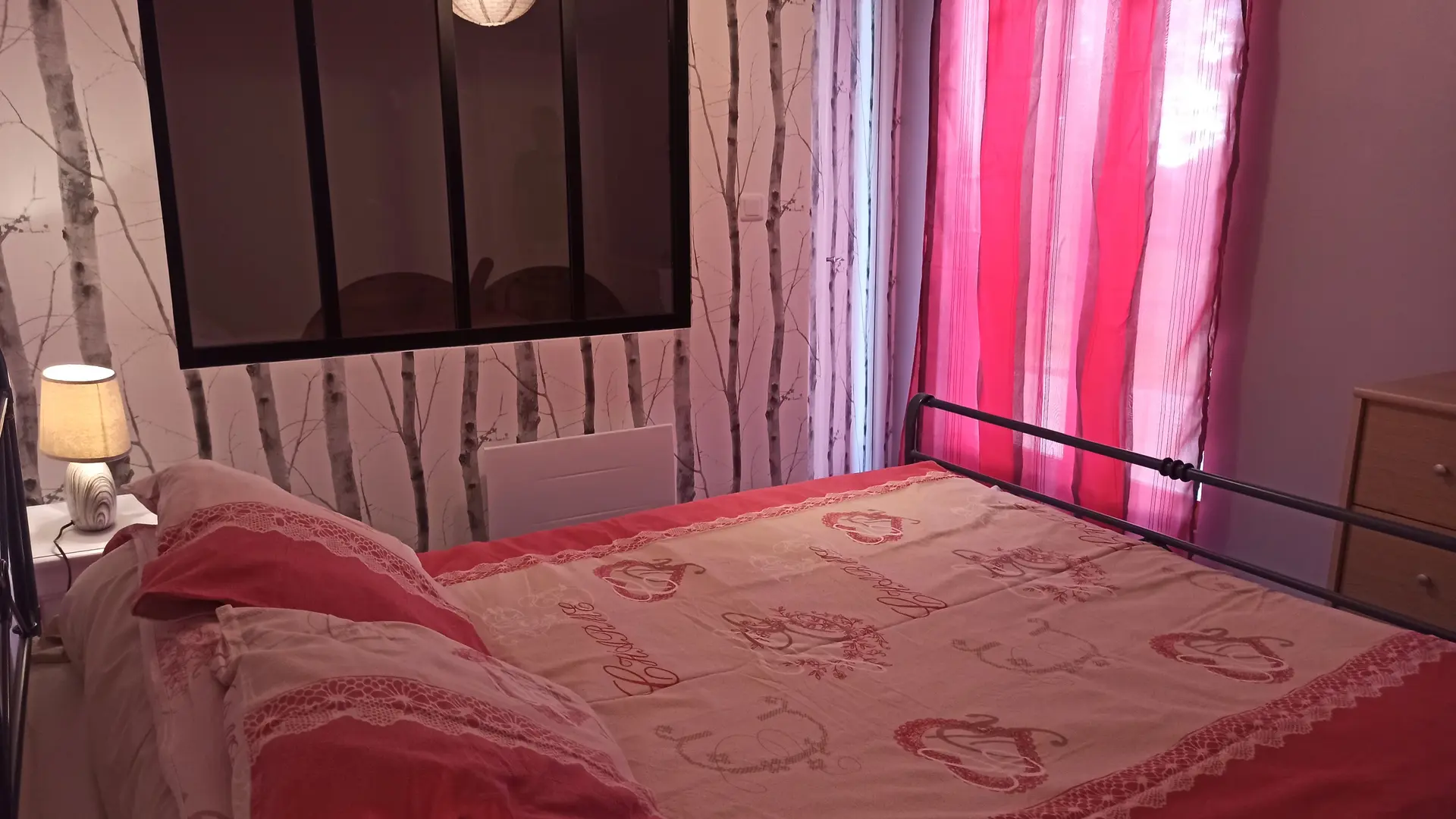 Orchidée Sauvage : chambre 1 avec lit double, verrière avec vue sur lit bébé et