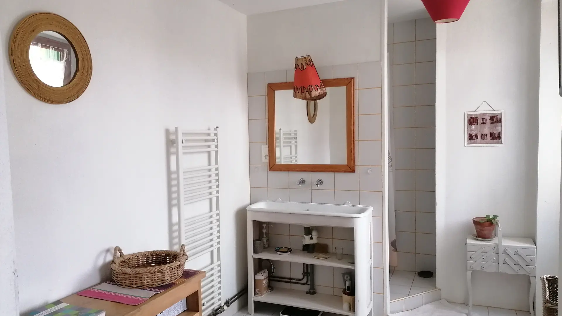 SDB Vue Meuble chêne, lavabo, douche