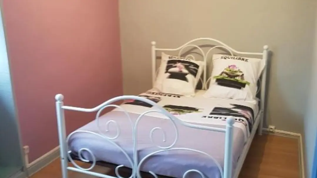 chambre 3 10 m2 lit de 2 pers