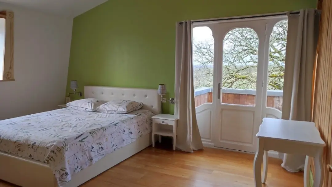 Screenshot_2025-10-08-12-42-19-990_com.airbnb.android-edit