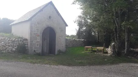 Abri dans la chapelle à Cras