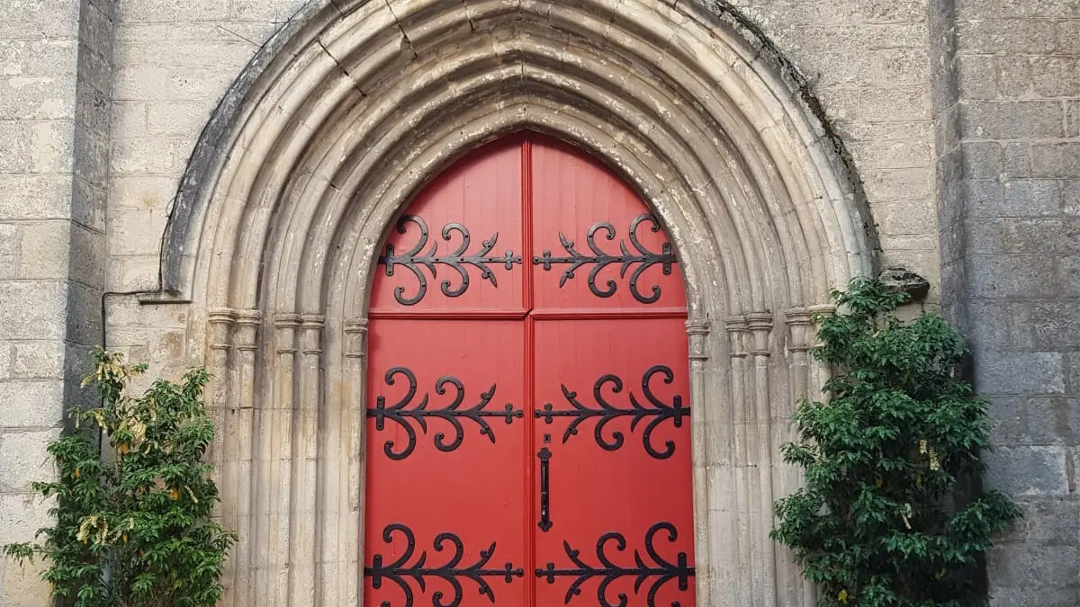 Saint-Hilarion porte rouge