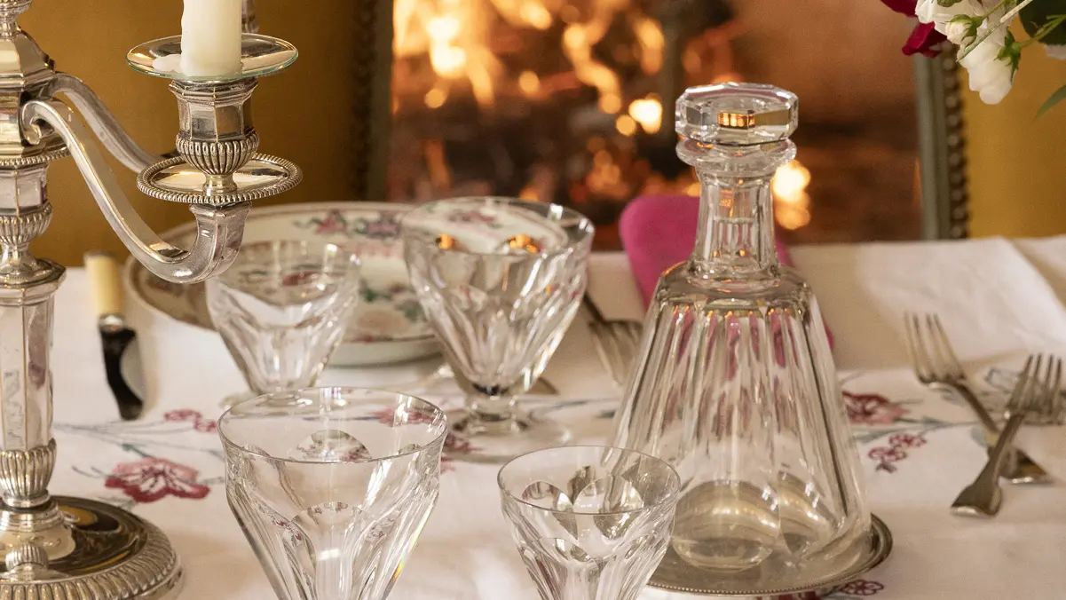 Salle à manger : table dressée avec vaisselle ancienne